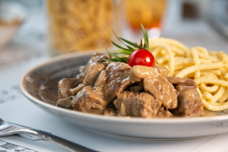 Jay &amp; Jay Gourmetshop | Kalbsgulasch mit Pilzen Einzel 1 Portion 280 g